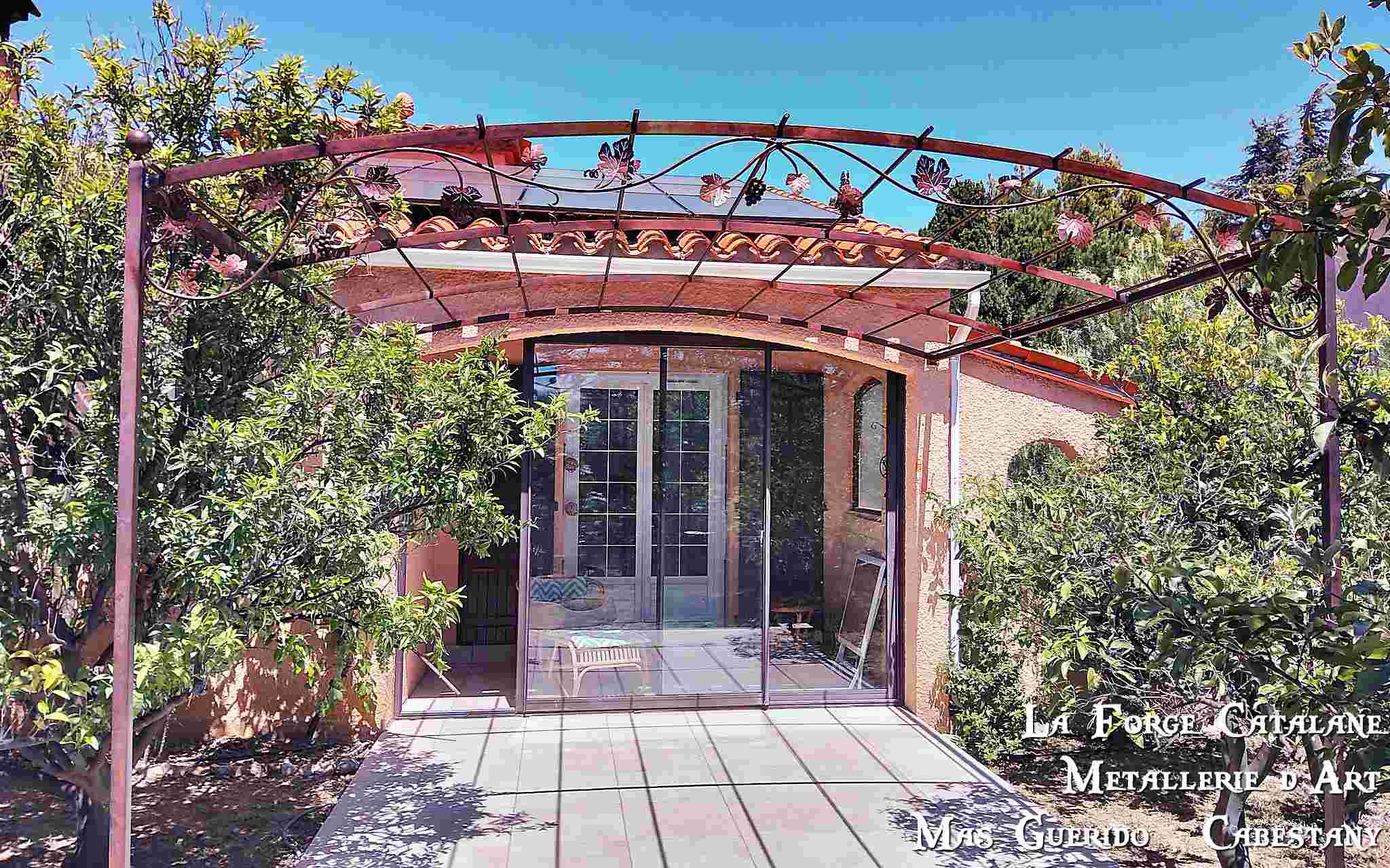 Pergola rouille cintree vegetal sarment vignes frise boule fer la forge catalane .jpg